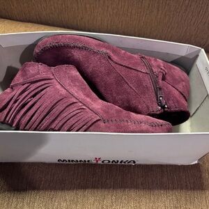 Minnetonka Women's Moccasins - Burgundy Fringe